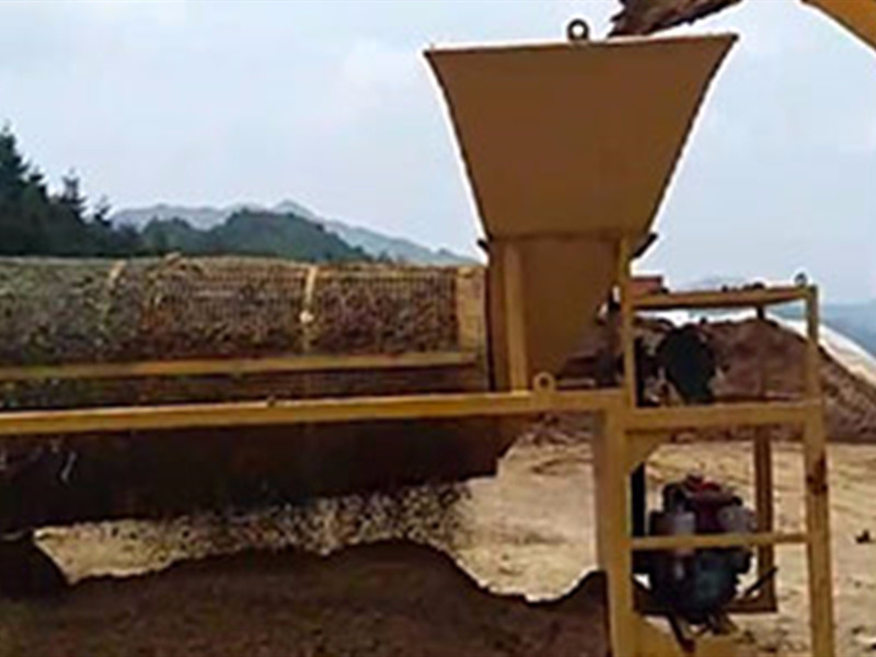 自帶動(dòng)力篩土機(jī)